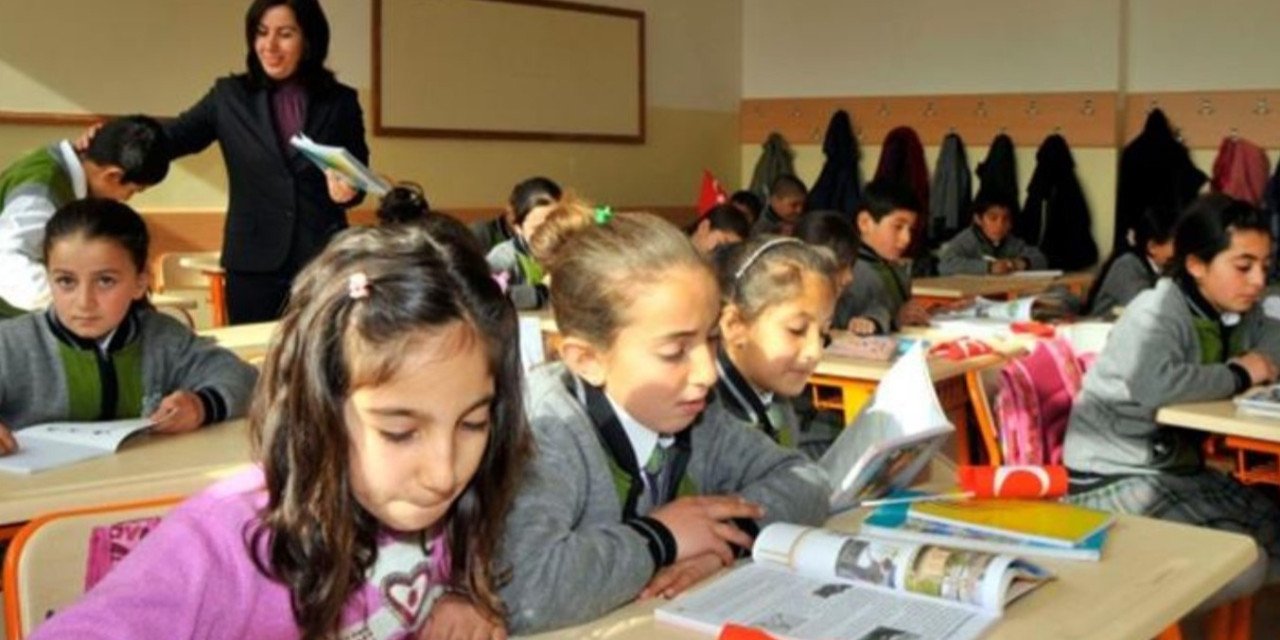 Yarın Tüm Okullarda İlk Ders "Finansal Okuryazarlık" Olacak