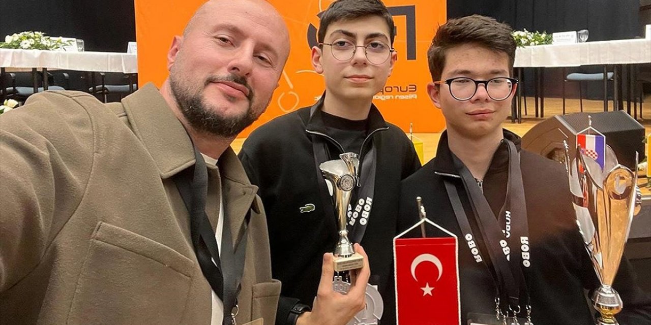 Bursalı Lise Öğrencileri Robotik Yarışmasında Dünya İkincisi Oldu