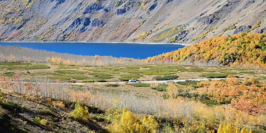 Nemrut Krater Gölü Sonbahar Renkleriyle Büyülüyor