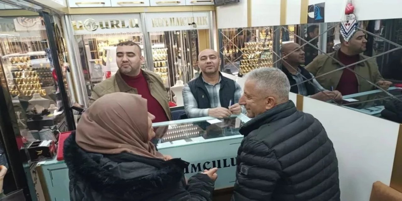 Kuyumcularda Altın Yoğunluğu! Fiyatlar Düştü, Vatandaş Koştu: "Dükkanı Açmamla Birlikte Almaya Geldiler"