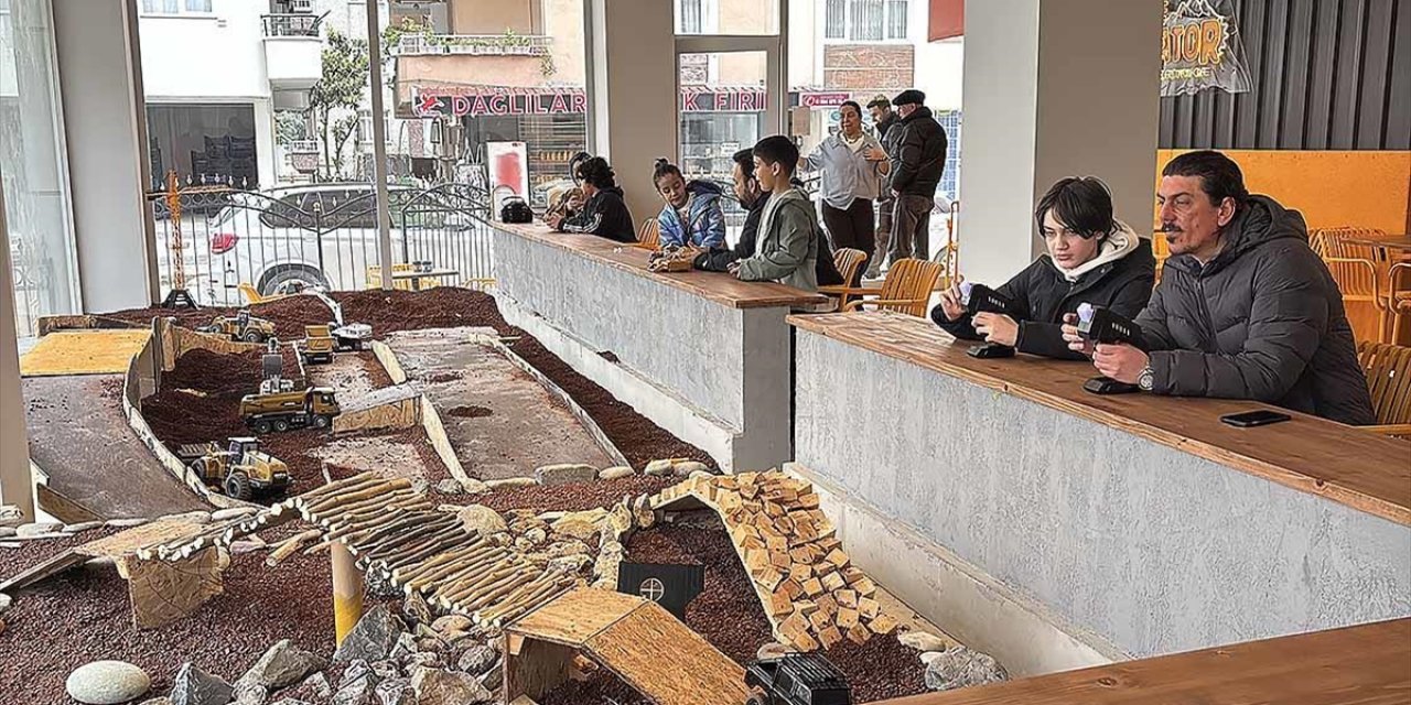 Bu Kafenin Müşterileri, Minyatür İnşaat Sahasında İş Makineleriyle Oynuyor