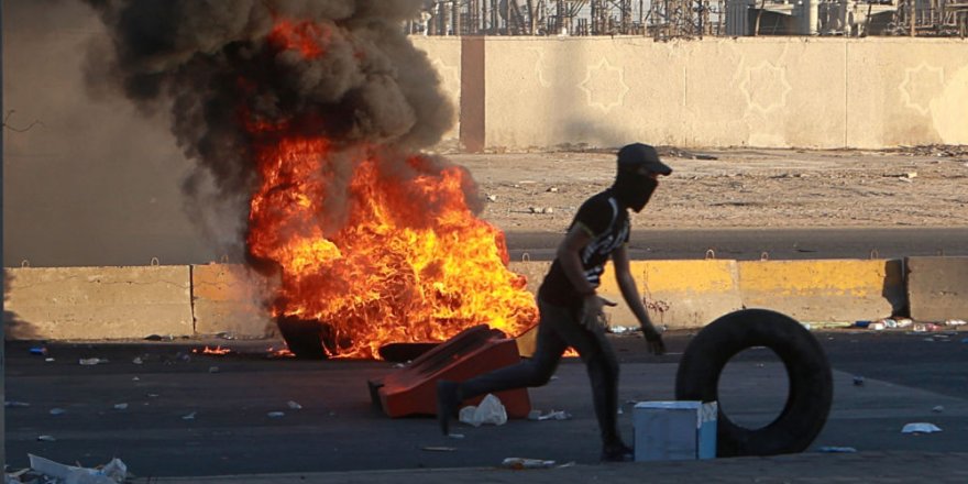 Gösterilerin sürdüğü Irak'ta 4 milletvekili istifa etti