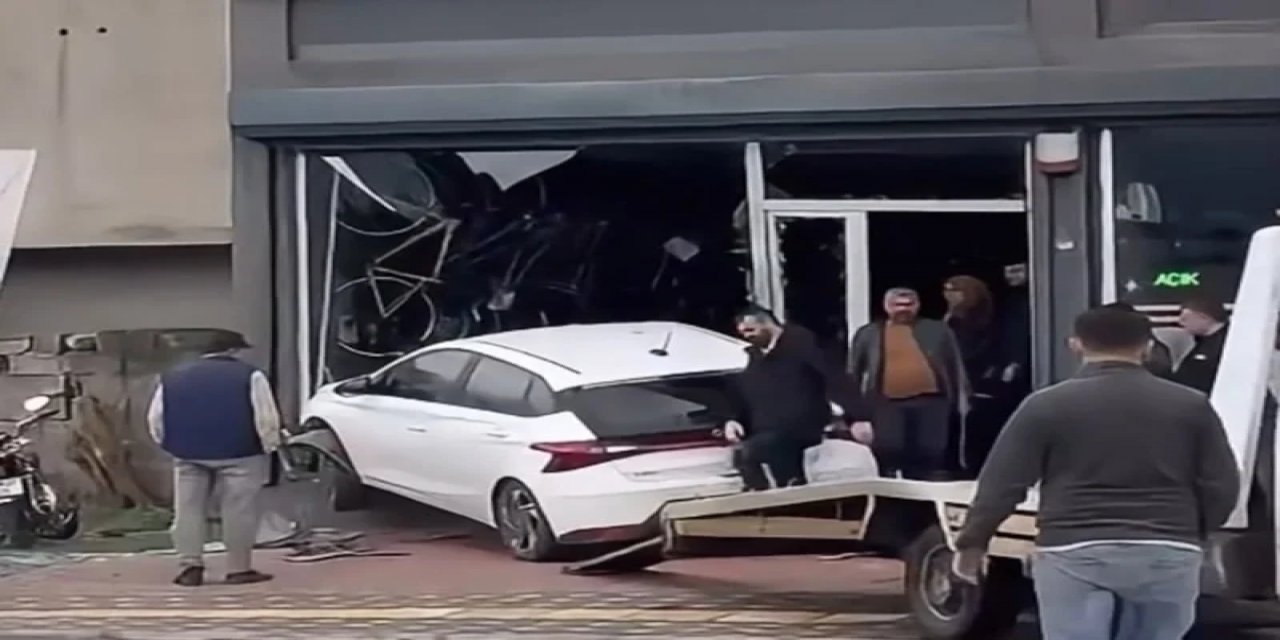 Osmaniye’de Otomobilin İş Yerine Daldığı Kaza Kameraya Yansıdı