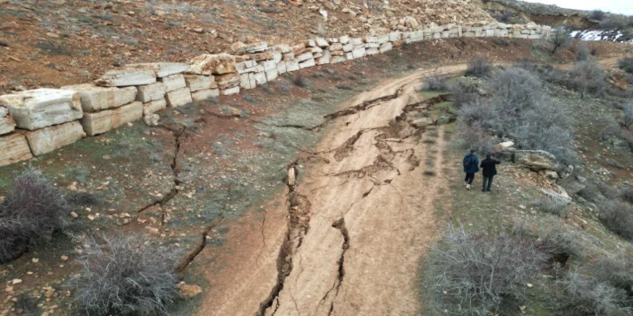 Yer Yarıldı, Görüntüler Dehşete Düşürdü! Kimse Bölgeye Yaklaşamıyor