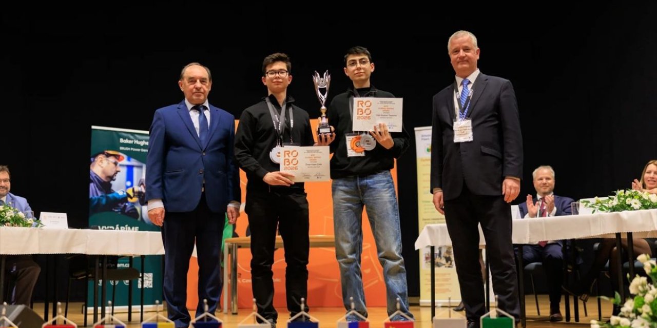 Bursalı Lise Öğrencileri Robotik Yarışmasında Dünya İkincisi Oldu