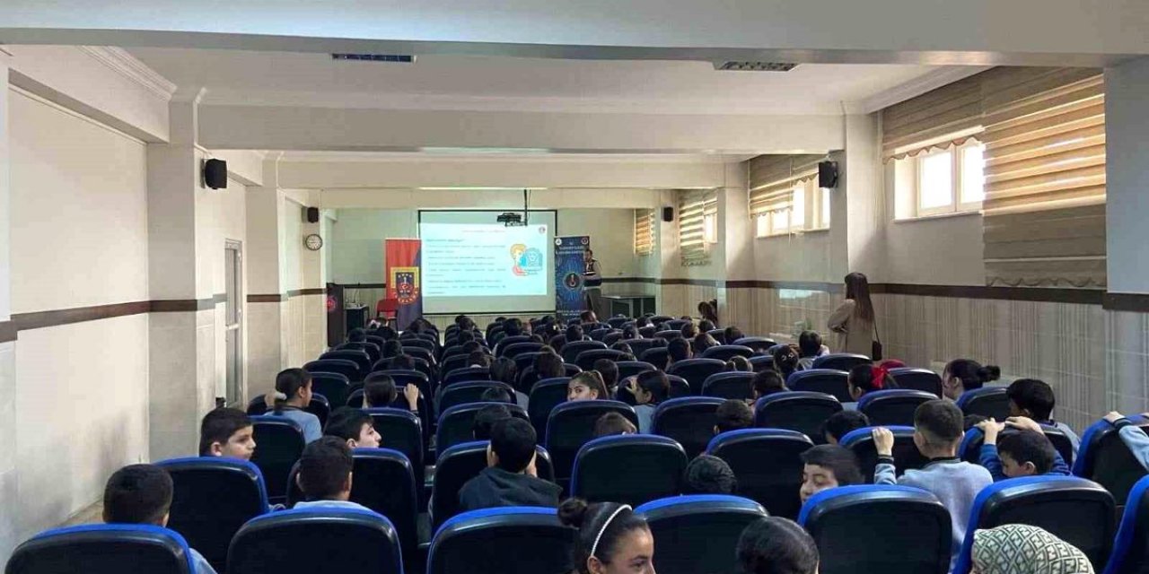 Jandarmadan Öğrencilere Siber Güvenlik Eğitimi