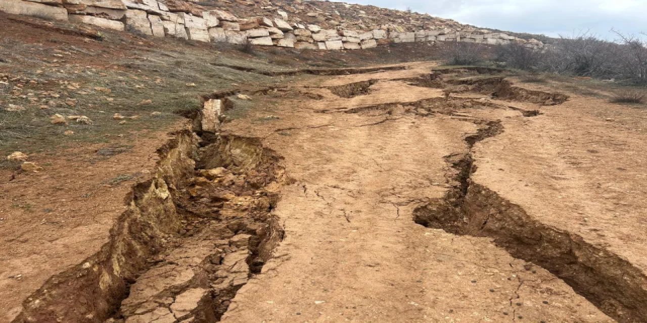 Yer Yarıldı, Görüntüler Dehşete Düşürdü! Kimse Bölgeye Yaklaşamıyor.