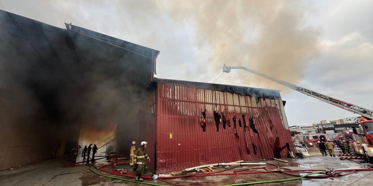 İzmir'de Atölye ve Depolarda Çıkan Yangın Kontrol Altına Alındı