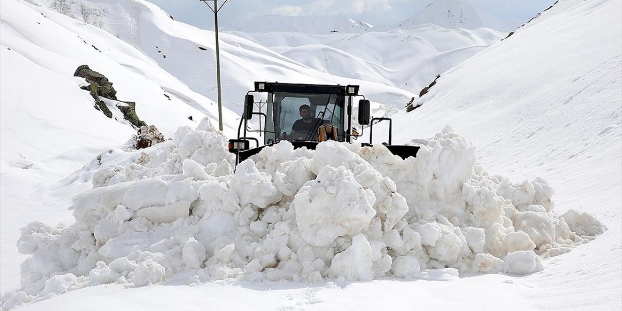 "Kar Kaplanları" İlkbaharda Metrelerce Karla Mücadele Ediyor