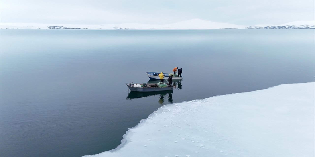 Bitlis'te Nazik Gölü'nde Buzlar Kısmen Çözüldü