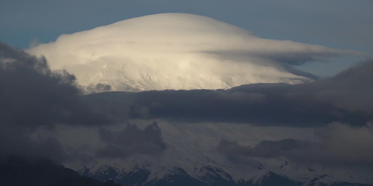 Ağrı Dağı'nın Zirvesi Mercek Bulutuyla Kaplandı