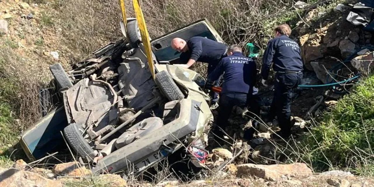 Kütahya'da Feci Kaza: Çukura Düşen Otomobildeki 2 Kişi Öldü