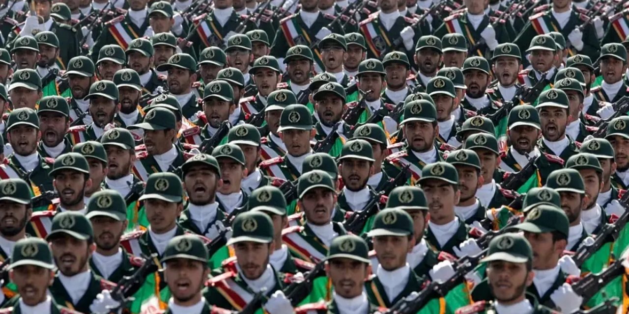 Savaş Devam Ederken İran'dan Tartışma Yaratan Karar! Yaş 12'ye Düşürüldü