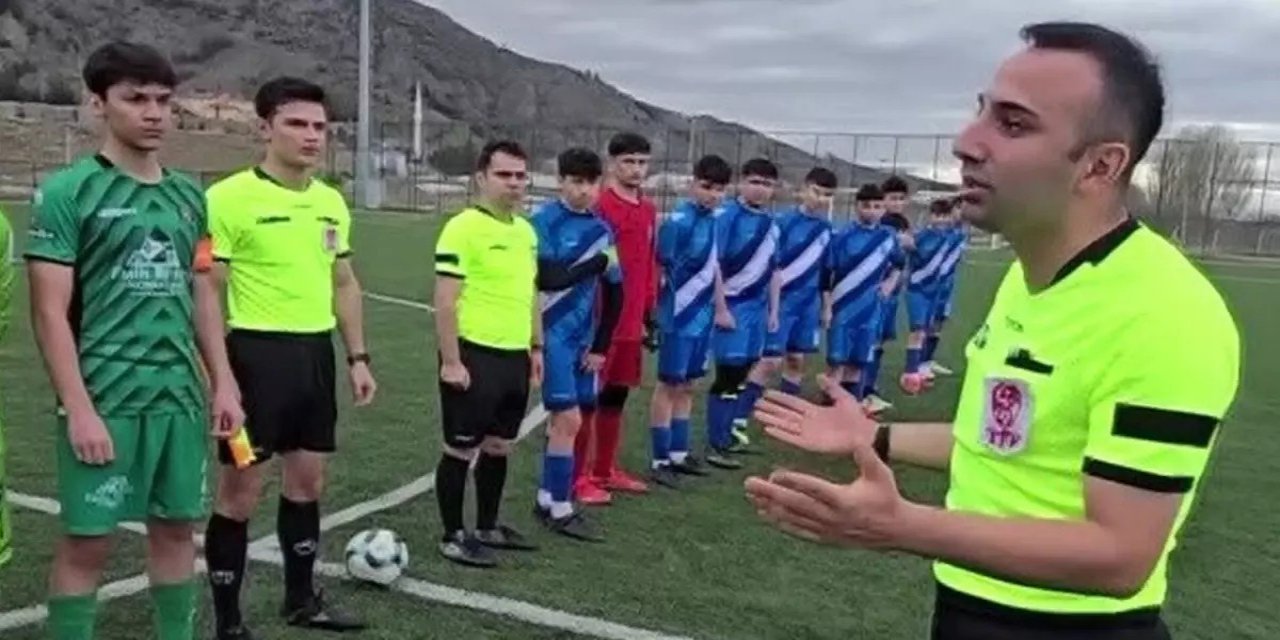 Sahada Sağlık Görevlisinin Olmadığını Gören Hakemin Yaptığı Hareket Takdir Topladı