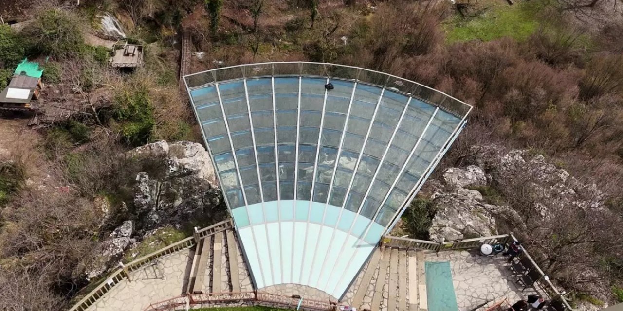 Genç Kız 80 Metre Yüksekliğindeki Cam Terastan Kendini Boşluğa Bıraktı