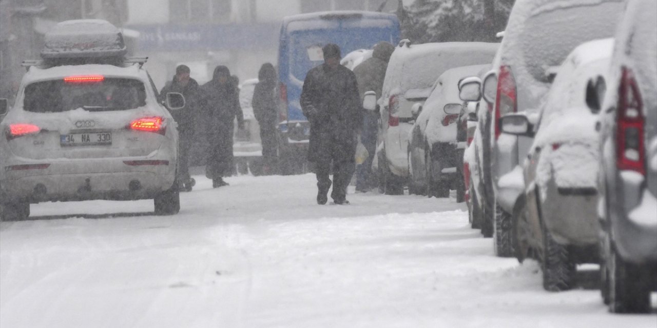 Kars'ta İlkbaharda Kar Etkisini Sürdürüyor