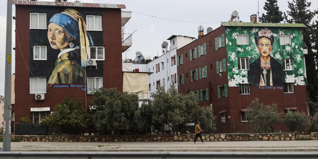 Mersin'de Ünlü Ressamların Eserlerinin Resmedildiği Binalar Mahalleye Renk Katıyor