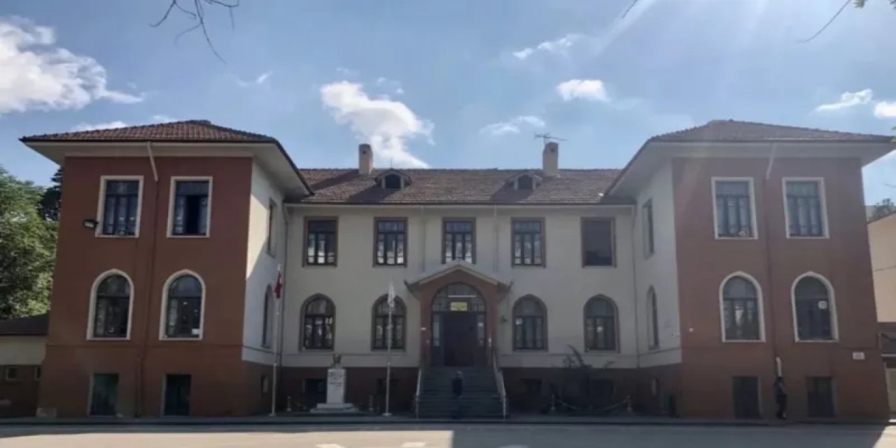 Ankara'da 99 Yıllık Tarihi Okul Boşaltıldı: İlçe Milli Eğitim Müdürlüğü Taşınmaya Başladı