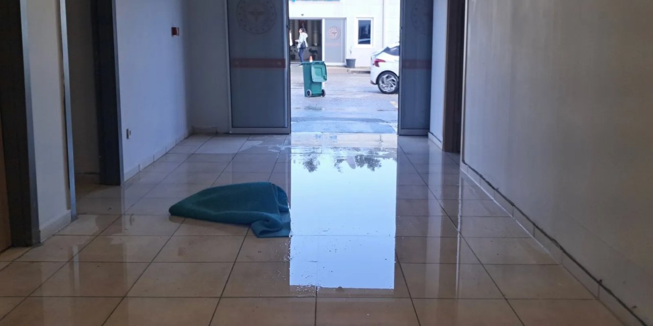Defne Devlet Hastanesi'ni Su Bastı: Acil Servis, Geçici Olarak Kapatıldı