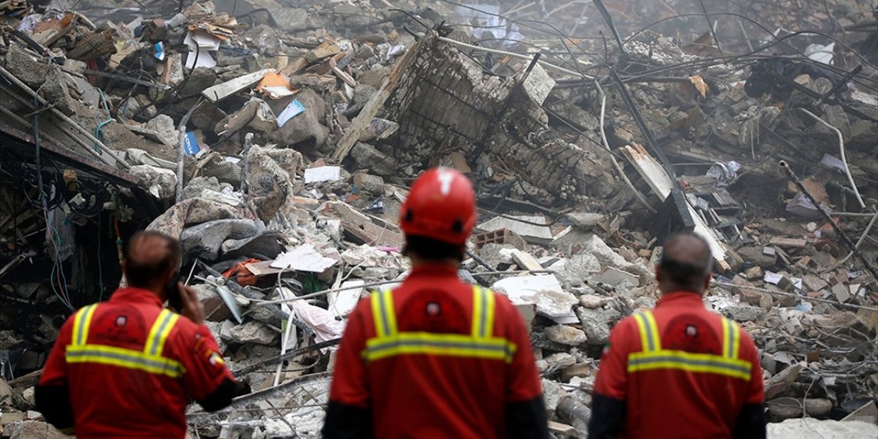İsrail, İran'ın 3 Bölgesine Hava Saldırılarında Askeri Altyapı ve Tesisleri Hedef Aldığını İddia Etti