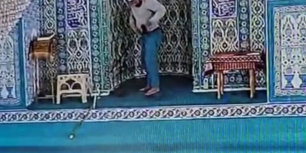 Bursa'da Camiden Mikrofon Çalan Şahıs Kamerada