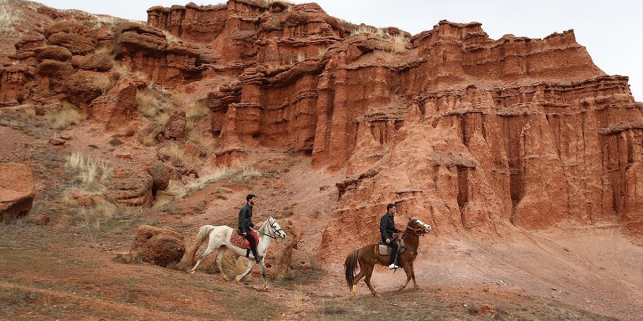 Narman Peribacaları Doğaseverleri Atlı Safariyle Buluşturuyor