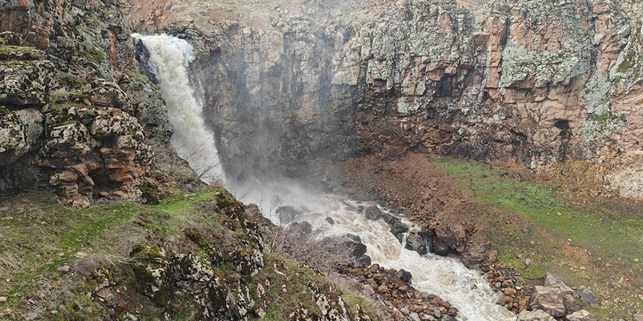 Muş'ta Şelaleler Daha Coşkulu Akmaya Başladı