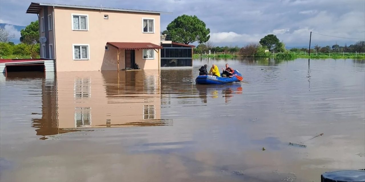 Aydın'da Sağanak Nedeniyle Akarsular Taştı, Ev Ve İş Yerlerini Su Bastı