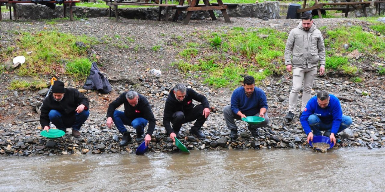 Sosyal Medyada Toplanan Altın Avcıları, Yağışa Rağmen İzmir'de Derede Altın Aradı