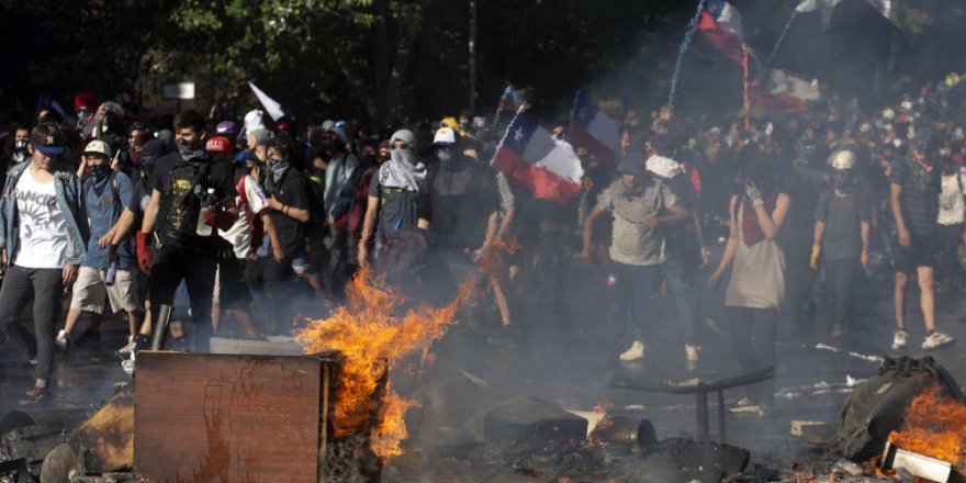 Protestoları yatıştırmak isteyen Şili Devlet Başkanı Pinera, 8 bakanı görevden aldı