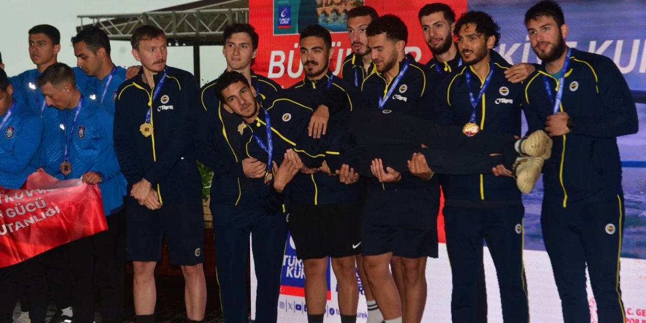 Fenerbahçe, Büyükler Türkiye Kupası Kürek Yarışları'nda Kadın Ve Erkeklerde Birinci Oldu