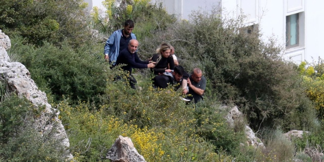 Kayalıktan Düşen Kadını Sırtlarında Taşıyıp, Sağlık Ekibine Teslim Ettiler