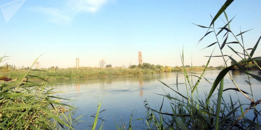 Suriye ve Rusya askerleri, Deyr ez Zor’da Fırat Nehri üzerinde köprü inşa etti