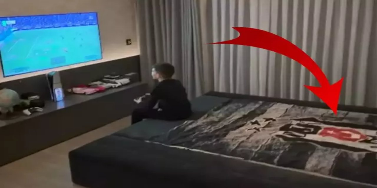 Fenerbahçe'nin Eski Yıldızı Oğlunu Oyun Oynarken Paylaştı! Yataktaki Beşiktaş Detayı Bomba