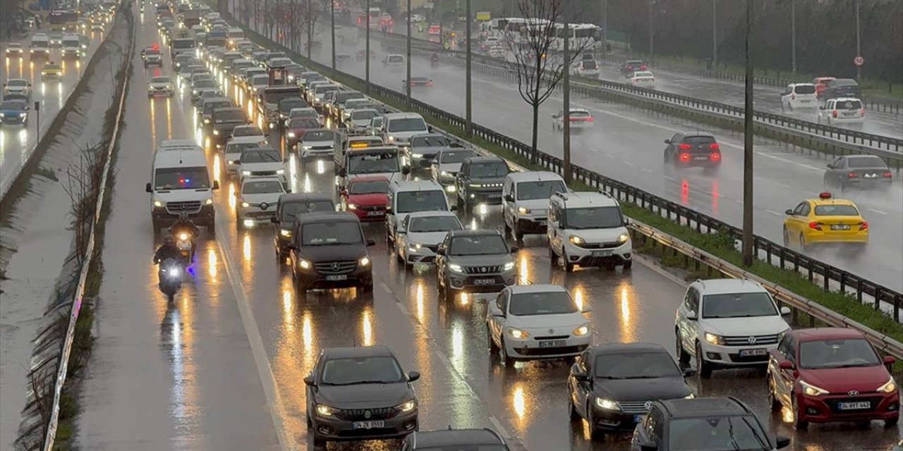 İstanbul'da Yağmurun da Etkisiyle Sabah Saatlerinde Trafik Yoğunluğu Yaşanıyor