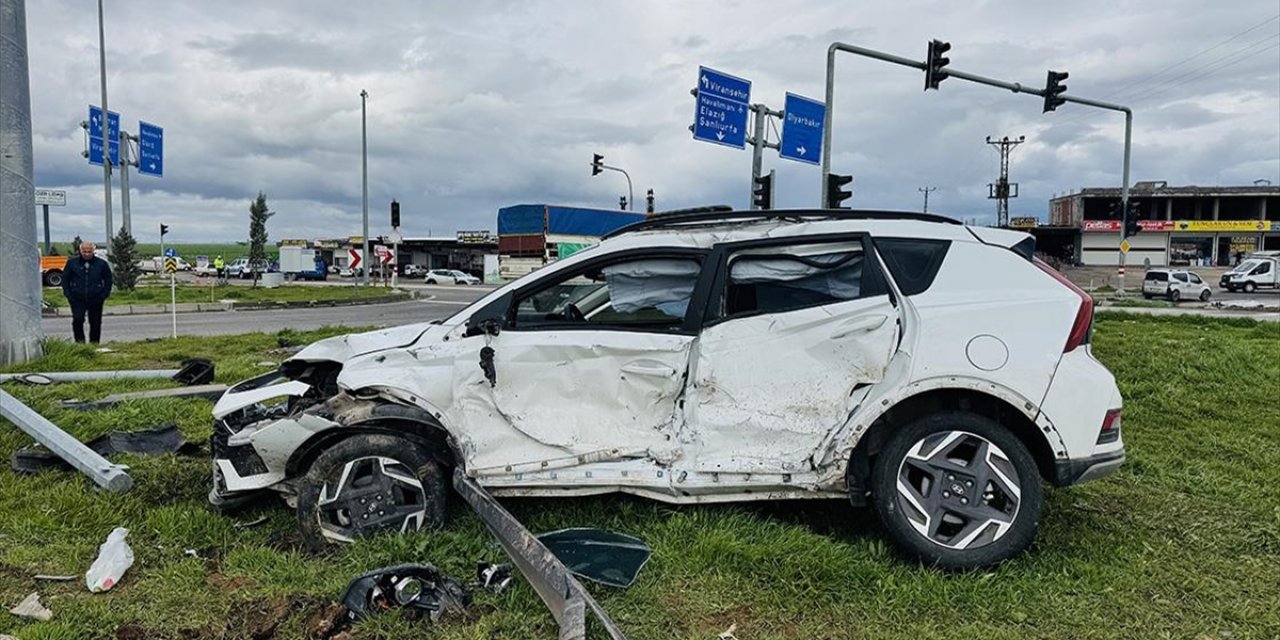Diyarbakır'da Okul Servisi İle Otomobilin Çarpışması Sonucu 15 Kişi Yaralandı