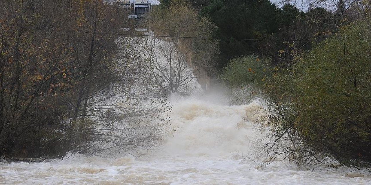 Yalova'da Şiddetli Sağanak Su Baskınlarına Neden Oldu