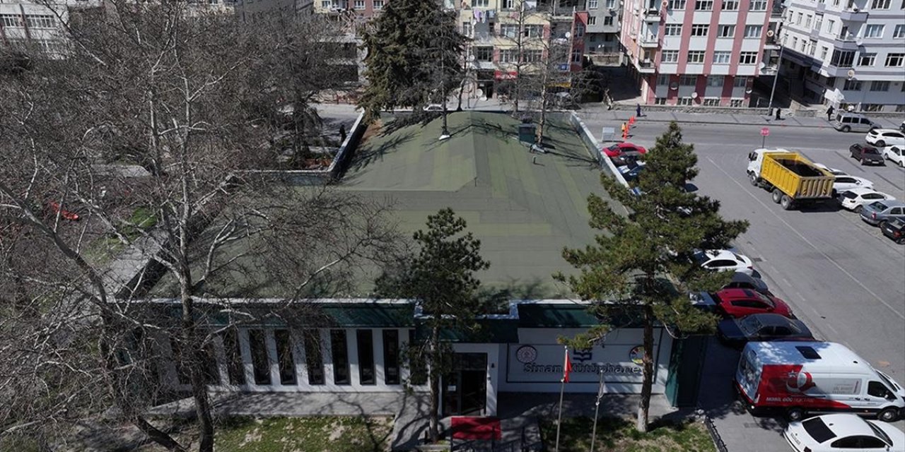 Eski Karakoldan Dönüştürülen Ve İçinden Çam Ağaçlarının Geçtiği Kütüphane Öğrencileri Ağırlıyor