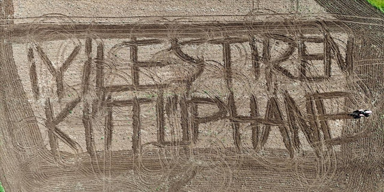 Kırklarelili Çiftçi Tarlasına Pullukla "İyileştiren Kütüphane" Yazdı