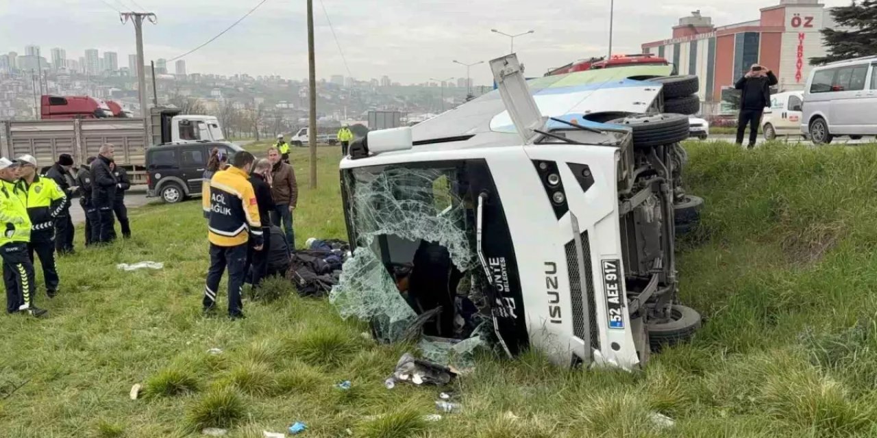 İstanbul'dan Yarışmadan Dönen Öğrencileri Taşıyan Midibüs Şarampole Devrildi: 9'u Öğrenci 15 Yaralı