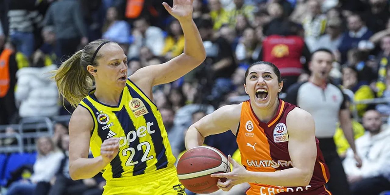 Fenerbahçe ve Galatasaray Finalin İkinci Ayağı İçin Sahaya Çıkıyor