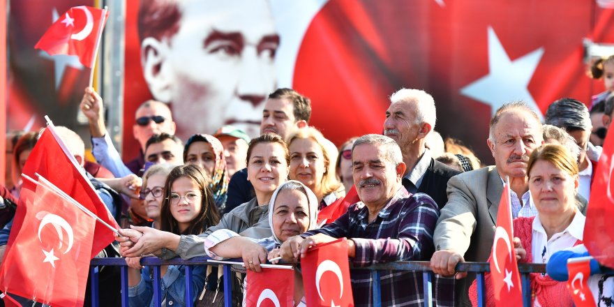 İzmir'de coşkulu Cumhuriyet Bayramı kutlaması