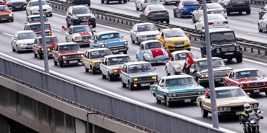 Klasik Otomobillerden Cumhuriyet Konvoyu