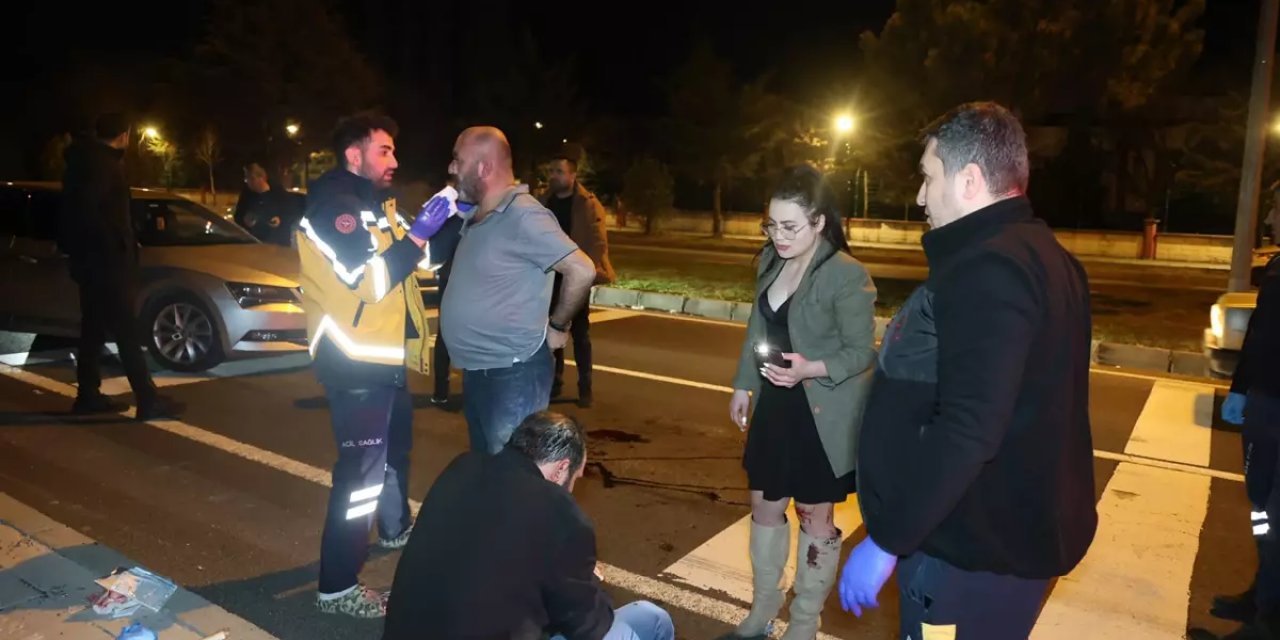 Yardım İçin Durdular, Kendilerine Küfür Edilince Alkollü Sürücüyü ve Arkadaşını Darp Ettiler