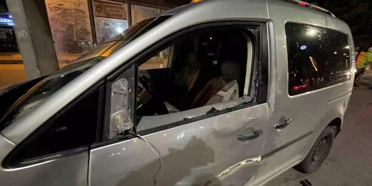 Hafif Ticari Araç Üniversite Öğrencisine Çarptı: 3 Yaralı