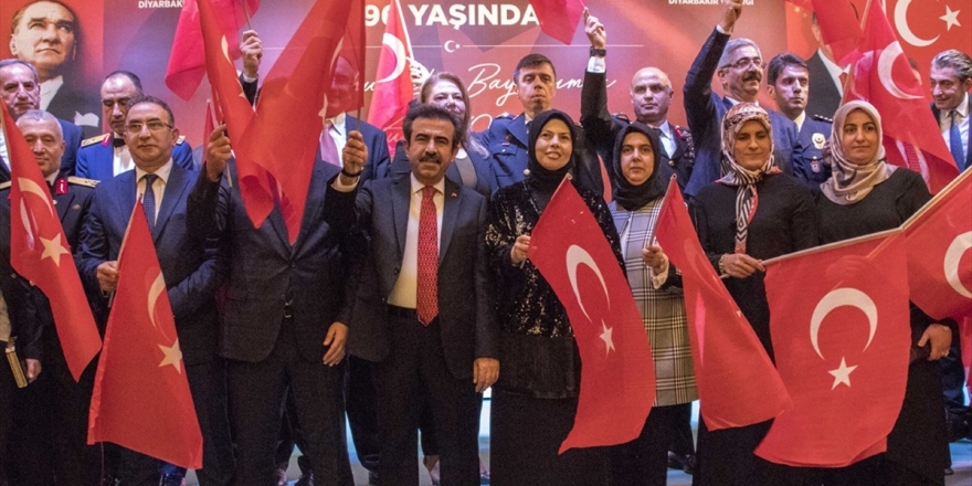 Diyarbakır'da Evlat Nöbeti Tutan Anneler De Cumhuriyet Bayramı Törenine Katıldı