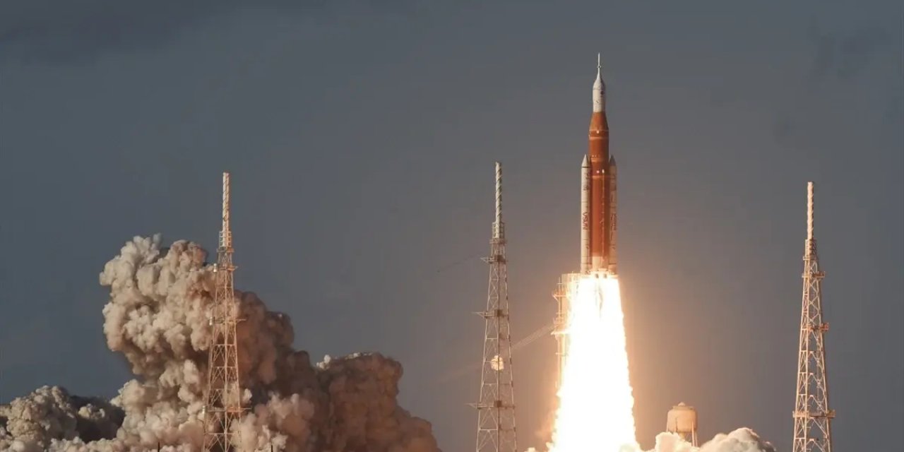 NASA, Ay'a İlk İnsanlı Uçuşu Başlattı