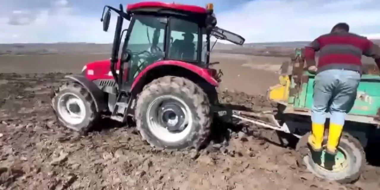 Kars'ta Traktörler Çamura Saplandı