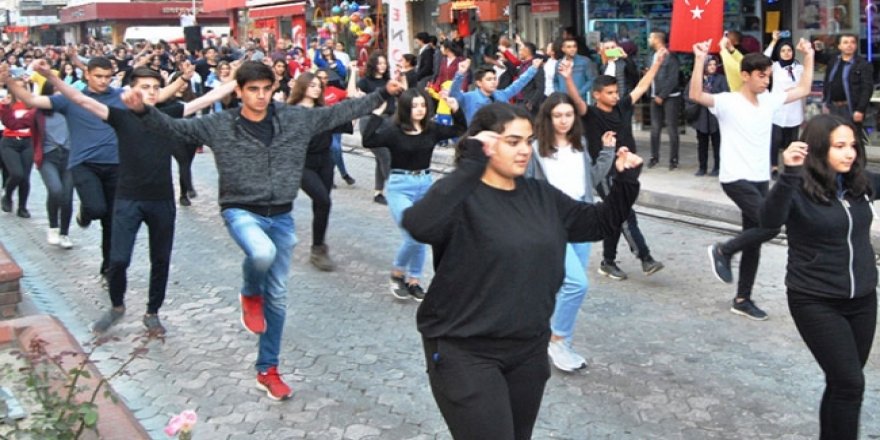 Cumhuriyet Bayramı'nı rekor katılımla zeybek oynayarak kutladılar