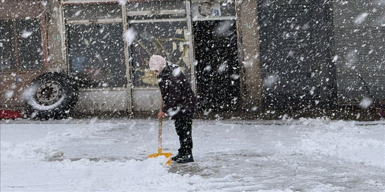 Van'da Nisan Ayında Karla Mücadele
